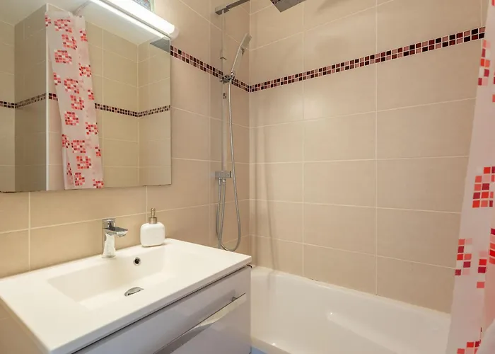 Calme Proche Avec Parking Sécurisé Et Balcon - - Fr-1-319-547 Appartamento *